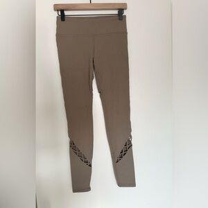 Alo Yoga Entwine Leggings in Gravel Like New